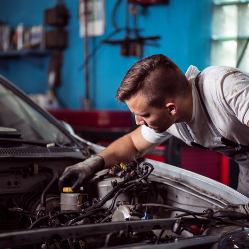 Doświadczony mechanik samochodowy